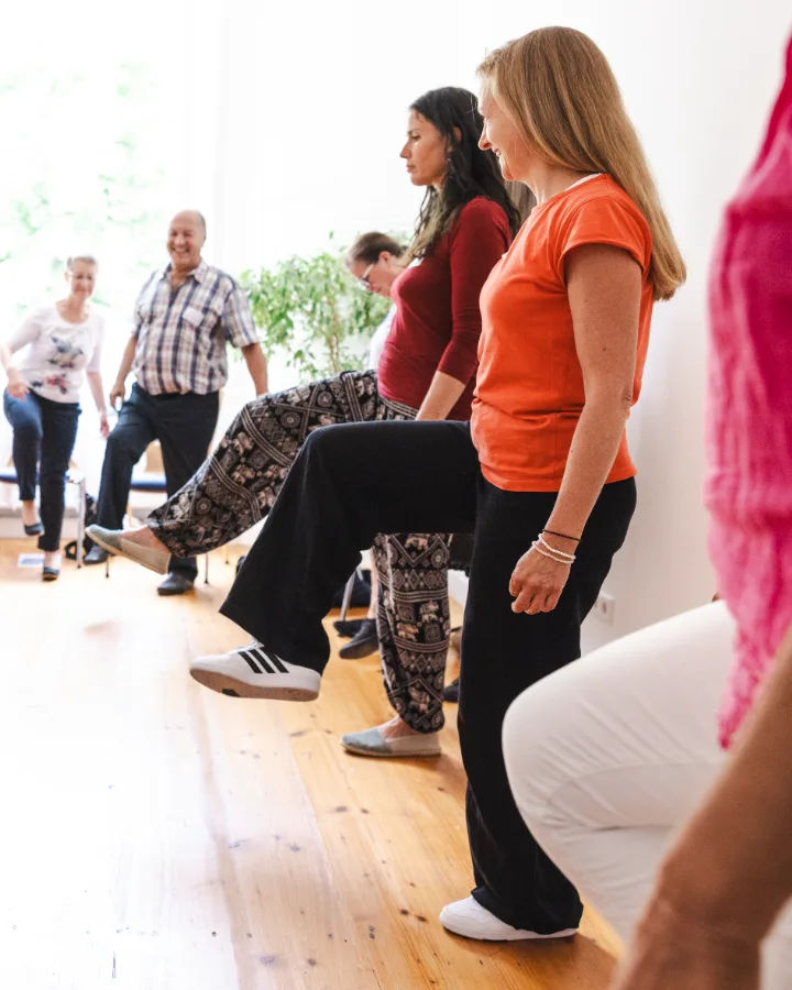 Sehtraining in Bewegung – Übung im Stehen